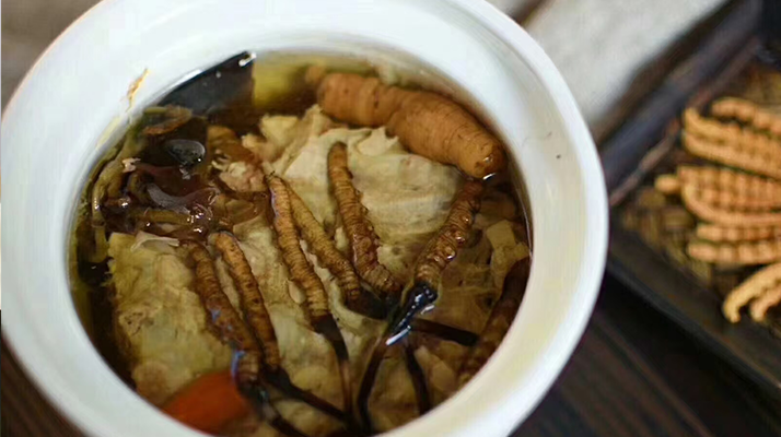 鮮香滋補(bǔ)！鮮冬蟲(chóng)夏草燉雞湯的美味做法